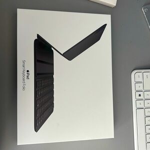 Apple iPad Smart Keyboard Folio and Active Stylus Pen (used)